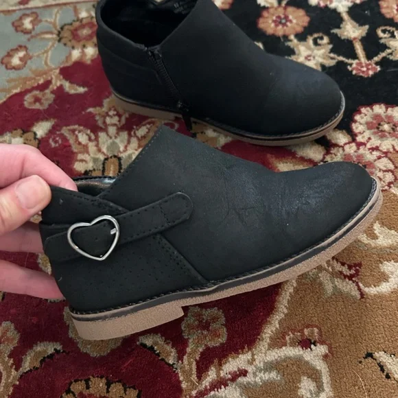 Children’s Place Booties - Picture 2 of 6